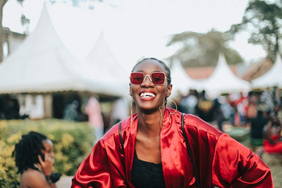 Žena u crvenom na vanjskom festivalu